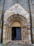 Sulejów-Podklasztorze. Romański portal schodkowy - wejście do kościoła w opactwie. (fot. Paulina Gajzler)