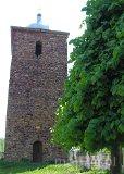 Krzyworzeka. Średniowieczna wieża dzwonna wybudowana z kamienia polnego w 1264 r. (fot. Renata Leśniak-Kordzińska)