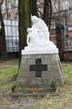 Katowice. Zespół kościoła parafialnego pw. świętych Piotra i Pawła. Rzeźba przed wejściem (fot. Magdalena Suchan)