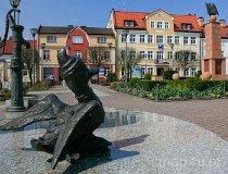 Bieruń. Rynek. Studnia z rzeźbami „Utopców” (fot. Agnieszka Drożdż i Jurek Hyra)