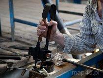 Zawiercie.  Huta Szkła „Zawiercie”. Formowanie szkła (fot. Agnieszka Drożdż i Jurek Hyra)