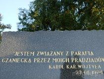 Czaniec. Pamiątkowy obelisk Wojtyłów na cmentarzu w Czańcu (fot. Grażyna Tlałka)