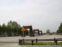 Krasiejów k. Opola. JuraPark, brama wjazdowa i parking (fot. Magdalena Suchan)
