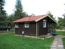 Dzierżązna. Gminny Ośrodek Kultury, domki kempingowe (fot. Tomasz Szwagrzak)