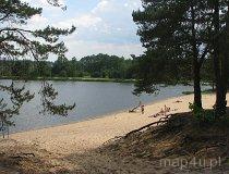 Kolonia Łobudzice. Zbiornik wodny „Patyki”.  Plaża na wydmie (fot. Tomasz Szwagrzak)