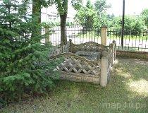 Chabielice. Kości&oacute;ł rzymsko-katolicki pw. św. Michała Archanioła. Nagrobek Stanisława Kolonna Walewskiego, znajdujący się na terenie przykościelnym (fot. Tomasz Szwagrzak)
