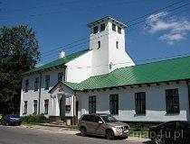 Rokiciny. Dawny zajazd poczty konnej, obecnie Gminny Ośrodek Kultury, ul. Ł&oacute;dzka 10 (fot. Tomasz Szwagrzak)