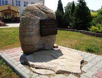 Wierzchlas. Głaz pamiątkowy, Szkolna 48 (fot. Arkadiusz Makoski)