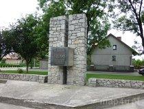 Skomlin. Pomnik ofiar II wojny światowej. wykonany z bloczków granitowych. (fot. Renata Leśniak-Kordzińska)