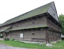 Skomlin. Spichlerz z 1777 r. z modrzewiowych bali drewnianych. (fot. Renata Leśniak-Kordzińska)