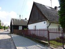 Skomlin. Domy drewniane, mieszkalne z dwuspadowymi dachami. (fot. Renata Leśniak-Kordzińska)