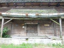 Skomlin. Spichlerz z 1777 r. z modrzewiowych bali drewnianych. Wejście. (fot. Renata Leśniak-Kordzińska)