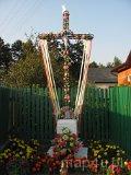 Bieniec Parcela. Krzyż metalowy przy prywatnej posesji (fot. Maciej Kronenberg)