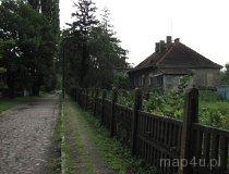 Dąbrowa. Osiedle dawnych domów kolejarskich przy ul. Kolejowej (fot. Maciej Kronenberg)