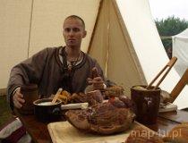 Tradycyjne potrawy Ziemi Wieluńskiej na biesiadnym stole woja Bursztynowego Szlaku (fot. Marta Pabich-Makoska)