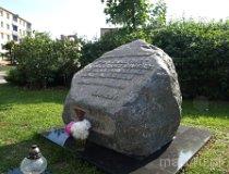 Wieluń. Pomnikowy głaz M. M. Kolbego, ul. Reformacka, 2011 r. (fot. Marta Pabich-Makoska)