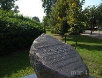 Wieluń. Pomnikowy głaz M. M. Kolbego, ul. Reformacka, 2011 r. (fot. Marta Pabich-Makoska)