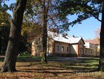 Komorniki. Zespół dworsko-parkowy, budynek dworu (fot. Maciej Kronenberg)