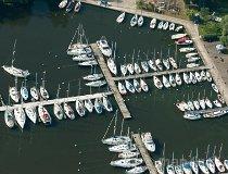 Szczecin. Port śr&oacute;dlądowy „Marina Hotele” nad j. Dąbie Małe (fot. Kacper Dondziak)