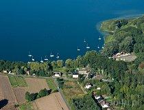 Kosewo. Port śr&oacute;dlądowy Ośrodka Wypocznkowo-Żeglarskiego „Horn” nad j. Powidzkim (fot. Kacper Dondziak)