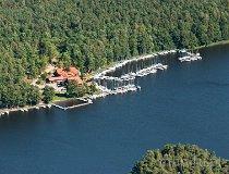 Krzyże. Port śr&oacute;dlądowy „Przystań Mazury Olszak” nad j. Nidzkie (fot. Kacper Dondziak)