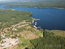 Krzyże. Port śr&oacute;dlądowy „Przystań Mazury Olszak” nad j. Nidzkie (fot. Kacper Dondziak)