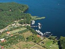 Krzyże. Port śr&oacute;dlądowy „Przystań Mazury Olszak” nad j. Nidzkie (fot. Kacper Dondziak)
