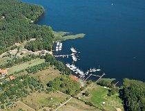 Krzyże. Port śr&oacute;dlądowy „Przystań Mazury Olszak” nad j. Nidzkie (fot. Kacper Dondziak)