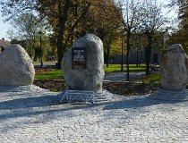 Osjaków. Obelisk przy ulicy Targowej. (fot. Renata Leśniak-Kordzińska)