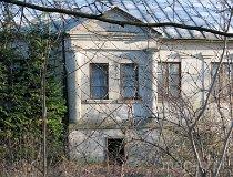 Małyń. Zespół dworsko-parkowy. Współczesny budynek w stylu dworkowym z reliktami ścian dawnego dworu z 2 poł. XIX w. (fot. Piotr Solle)