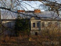 Małyń. Zespół dworsko-parkowy. Współczesny budynek w stylu dworkowym z reliktami ścian dawnego dworu z 2 poł. XIX w. (fot. Piotr Solle)