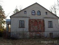 Małyń. Zespół dworsko-parkowy. Współczesny budynek w stylu dworkowym z reliktami ścian dawnego dworu z 2 poł. XIX w. (fot. Piotr Solle)