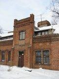 Brzeziny. Pałacyk, ul. Piłsudskiego 49, pocz. XX w. Obecnie muzeum regionalne. Widok od dziedzińca (fot. Tomasz Szwagrzak)