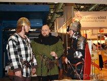 Łódź. XVII Międzynarodowe Targi – Regiony Turystyczne „Na styku kultur”. Drużyna wojów Szlaku Bursztynowego z przyjacielami (fot. Jakub Wawrzyniak)