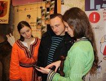 Łódź. XVII Międzynarodowe Targi – Regiony Turystyczne „Na styku kultur”. Korzystanie z nawigacji PDA budziło zainteresowanie wśród zwiedzających (fot. Anna Omiecińska)
