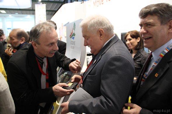 Lech Wałęsa na stoisku województwa łódzkiego. 45. Targi Turystyczne ITB w Berlinie